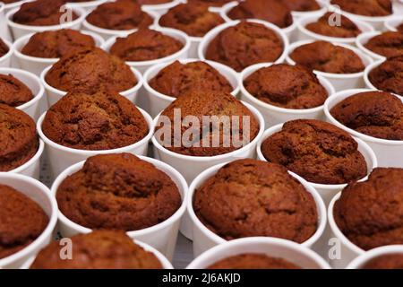 Herstellung von gebackenem Dattenpudding in weißen Tassen Stockfoto