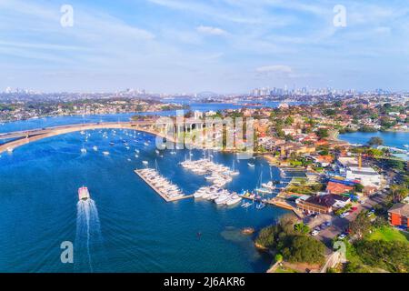 Mit der Rivercat-Fähre fahren Sie unter der Gladesville-Brücke auf dem Parramatta-Fluss zum zentralen Geschäftsviertel von Sydney. Stockfoto