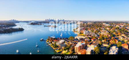 Drummoyne Innenstadt Vorort am Parramatta Fluss in Sydney West - Luftbild in Richtung CBD Stadtbild. Stockfoto