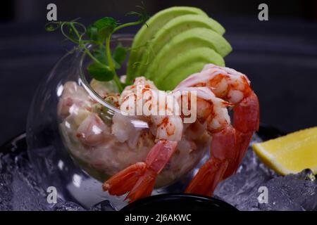 Garnelen oder Garnelen Cocktail mit marie Rosendressing und Avocado auf Eis Stockfoto