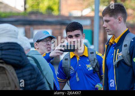 Leeds, Großbritannien. 29. April 2022. Jack Sinfield (32) von Leeds Rhinos hat sein Foto mit Fans vor dem Spiel in Leeds, Großbritannien am 4/29/2022 gemacht. (Foto von James Heaton/News Images/Sipa USA) Quelle: SIPA USA/Alamy Live News Stockfoto