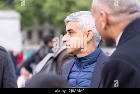 London, Großbritannien. 29.. April 2022. Sadiq Khan, Bürgermeister von London, besucht und trifft sich mit Mitgliedern der Öffentlichkeit beim Open Iftar im Zentrum von London, das vom Ramadan Tent Project organisiert wird. Quelle: Glosszoom/Alamy Live News Stockfoto
