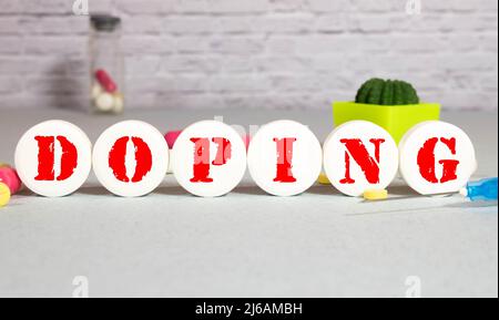 Flache Laienkomposition mit Wort Doping und Drogen auf weißem Holztisch Stockfoto