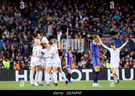 BARCELONA - MÄR 30: Real Madrid Spieler feiern, nachdem sie während des UEFA Women's Champions League Spiels zwischen dem FC Barcelona und Real Ma ein Tor erzielt haben Stockfoto
