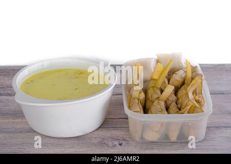 Ketupat & Lodeh . Traditionelles festliches Gericht aus Reiskuchen mit mehreren Beilagen, das während der Eid-Feierlichkeiten im Volksmund serviert wird Stockfoto