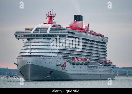 Das Virgin Voyages-Kreuzschiff Valiant Lady verließ Portsmouth, Großbritannien, am 29.. April 2022 zu einer kurzen europäischen Kreuzfahrt. Stockfoto