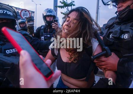 28. April 2022, BogotÃ, Cundinamarca, Kolumbien: Eine Protesterin wird während der Demonstration von der Polizei von Riot verhaftet. Studenten kolladierten heftig mit der Bereitschaftspolizei an der Universität von BogotÃ, als sie zum Gedenken an den Tag marschierten, an dem der Nationale Streik 2021 in Kolumbien begann. (Bild: © Antonio Cascio/SOPA Images via ZUMA Press Wire) Stockfoto