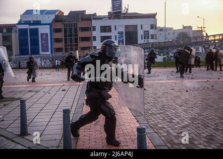 28. April 2022, BogotÃ, Cundinamarca, Kolumbien: Die Bereitschaftspolizei hat während der Demonstration gegen Demonstranten geprotestiert. Studenten kolladierten heftig mit der Bereitschaftspolizei an der Universität von BogotÃ, als sie zum Gedenken an den Tag marschierten, an dem der Nationale Streik 2021 in Kolumbien begann. (Bild: © Antonio Cascio/SOPA Images via ZUMA Press Wire) Stockfoto