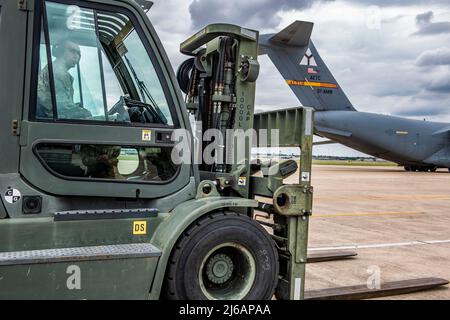 Airman 1. Class Ethan Casner, 97. Logistics Readiness Squadron Luftfrachtspezialist wartet auf die Entladung von einer C-17 Globemaster III am Joint Base San Antonio-Kelly Field, Texas, 27. April 2022. Der 97. Air Mobility Wing setzte C-17, die Luftbesatzung und das Hilfspersonal des Luftwaffenstützpunktes Altus, Okla, zum Kelly Field als Teil der Task Force Red Mammoth ein, die sicherstellt, dass die Einheit globale Reichweite für Kampfeinsätze und Notfalleinsätze bieten kann und gleichzeitig die Ausbildung in einer mobilen Umgebung fortsetzt. (USA Luftwaffe Foto von Brian J. Valencia) Stockfoto