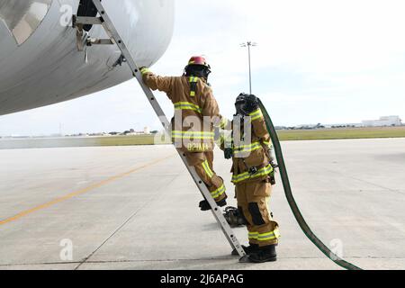 Die Feuerwehrleute der gemeinsamen Basis San Antonio üben die C-5M Super Galaxy Nothilfe- und Brandverfahren in JBSA-Lackland, Texas, 15. November 2022. (USA Luftwaffe Foto von Master Sgt. Kristian Carter) Stockfoto