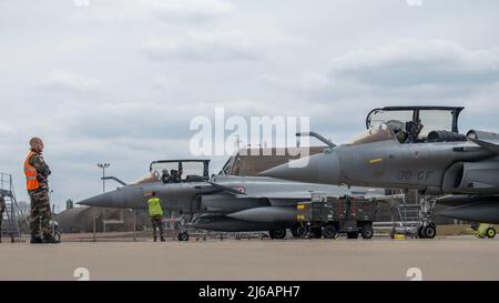 Mitarbeiter der französischen Luftwaffe führen während des Point Blank 22-2 bei der Royal Air Force Lakenheath, England, am 28. April 2022 Vorflugkontrollen bei den französischen Dassault Rafales durch. Diese Iteration von Point Blank beinhaltete die Teilnahme der französischen Luftwaffe, der Royal Air Force und der Royal Netherlands Air Force. (USA Luftwaffe Foto von Senior Airman Koby I. Saunders) Stockfoto