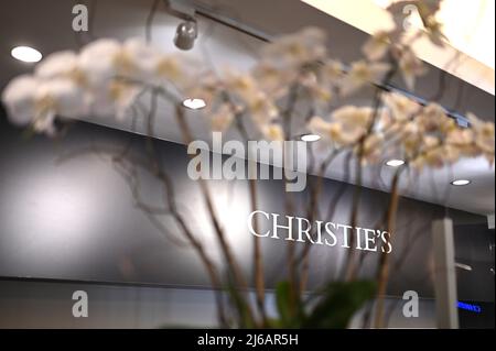 Ein Blumenstrauß am Eingang zum Auktionshaus von Christie während der Christie’s 20. und 21. Century Art Press Preview, New York, NY, 29. April 2022. (Foto von Anthony Behar/Sipa USA) Stockfoto