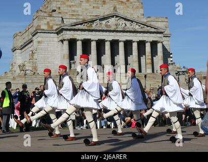 Melbourne Australien: Parade zum Anzac Day am Schrein der Erinnerung. ANZAC steht für das australische und neuseeländische Armeekorps. Griechische Soldaten marschieren. Stockfoto