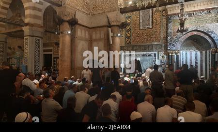 Während des Ramadan am 28. april 2022 in der Altstadt - Ostjerusalem, beteten viele Gläubende in der Al aqsa Moschee Stockfoto