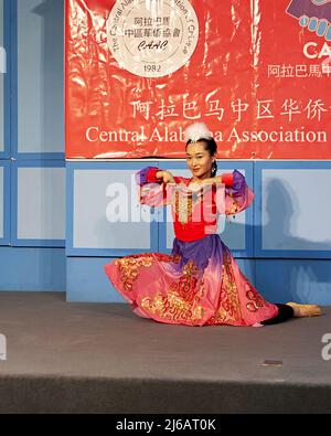 Traditionelle chinesische Tänzerin in Originalkleidung oder Kostüm für das chinesische Neujahr in der Central Alabama Association of Chinese Montgomery Alabama Stockfoto
