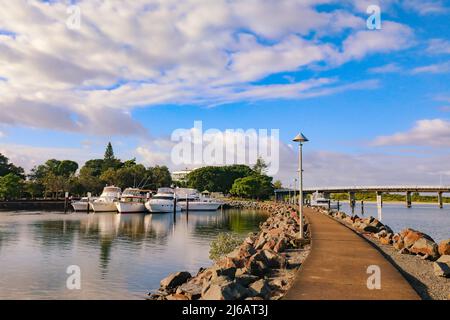Forster NSW Australien - 13. April 2022: Ruhiger Sonnenaufgang am frühen Morgen am Yachthafen Stockfoto
