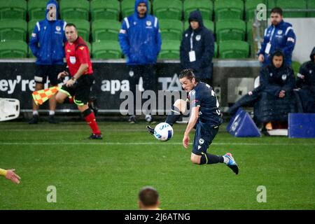 Melbourne, Australien, 29. April 2022. Marco Rojas von Melbourne Victory spielt den Ball beim A-League-Fußballspiel zwischen Melbourne Victory und Wellington Phoenix im AAMI Park am 29. April 2022 in Melbourne, Australien. Kredit: Dave Hewison/Speed Media/Alamy Live Nachrichten Stockfoto