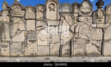 Czernowitz, Ukraine 02. aug 2021 Gedenkmauer auf dem jüdischen Friedhof. Gedenkmauer aus Fragmenten von Grabsteinen Stockfoto