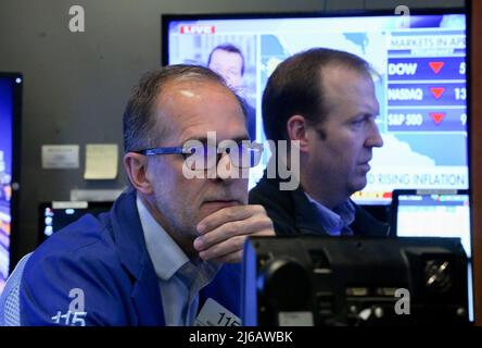 New York, USA. 29. April 2022. (220430) -- NEW YORK, 30. April 2022 (Xinhua) -- Trader arbeiten an der New York Stock Exchange (NYSE) in New York, USA, 29. April 2022. Die US-Aktien endeten am Freitag niedriger. (Xinhua/Wang Ying) Quelle: Xinhua/Alamy Live News Stockfoto