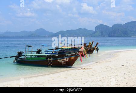 KRABI, THAILAND - 24. März 2022 : der Blick vom Phra Nang Cave Beach zum Ao Nang Beach, Provinz Krabi, Thailand Stockfoto