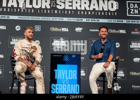 New York, NY - 29. April 2022: Jake Paul und Eddie Hearn sprechen während der Einwägungs-Zeremonie, die zum Kampf von Katie Taylor und Amanda Serrano im Hulu Theatre an der MSG führte Stockfoto