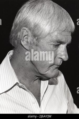 Timothy Leary bei einer Pressekonferenz für Timothy Leary vs. G. Gordon Liddy „Return Engagement“ im Wilshire Ebell Theatre im Jahr 1983. Quelle: Ralph Dominguez/MediaPunch Stockfoto