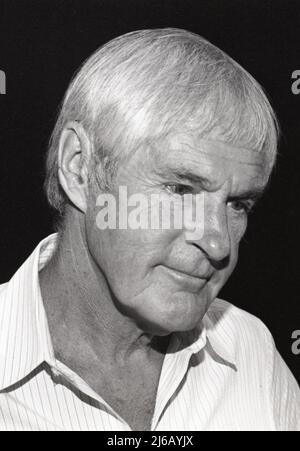 Timothy Leary bei einer Pressekonferenz für Timothy Leary vs. G. Gordon Liddy „Return Engagement“ im Wilshire Ebell Theatre im Jahr 1983. Quelle: Ralph Dominguez/MediaPunch Stockfoto