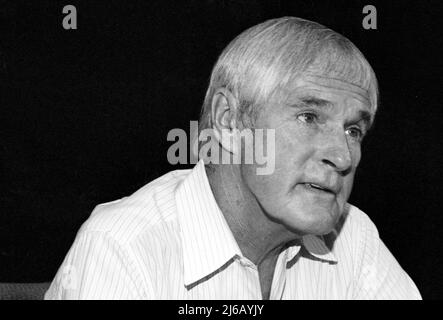 Timothy Leary bei einer Pressekonferenz für Timothy Leary vs. G. Gordon Liddy „Return Engagement“ im Wilshire Ebell Theatre im Jahr 1983. Quelle: Ralph Dominguez/MediaPunch Stockfoto