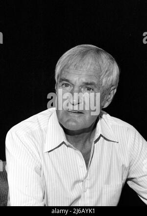 Timothy Leary bei einer Pressekonferenz für Timothy Leary vs. G. Gordon Liddy „Return Engagement“ im Wilshire Ebell Theatre im Jahr 1983. Quelle: Ralph Dominguez/MediaPunch Stockfoto