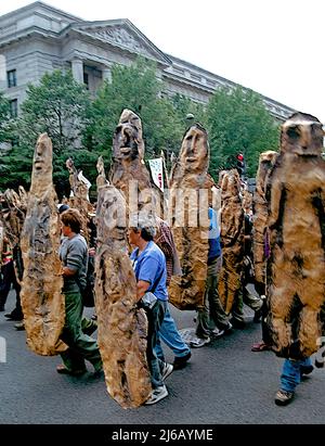 WASHINGTON DC - 20. APRIL 2002Immigration protestmarsch der Rechte in Washington DC. Bei 14. und Penn. Ave. NW Freedom plaza. Kredit: Mark Reinstein/MediaPunch Stockfoto