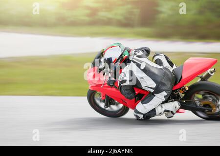 Motorrad Übung in einer schnellen Ecke auf der Strecke gelehnt. Stockfoto