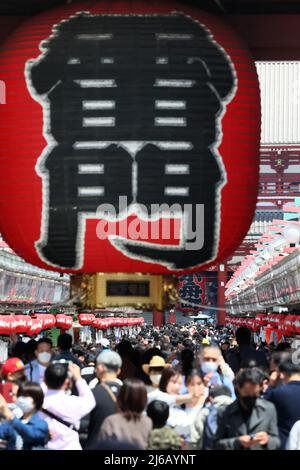 Tokio, Japan. 30. April 2022. 30. April 2022, Tokio, Japan - die Einkaufsstraße Nakamise, eine Annäherung an den Sensoji-Tempel, ist im Tokioter Asakusa-Viertel voll mit Touristen, da am Samstag, dem 30. April 2022, in ganz Japan die Feiertage der Goldenen Woche begannen. (Foto: Yoshio Tsunoda/AFLO) Quelle: Aflo Co. Ltd./Alamy Live News Stockfoto