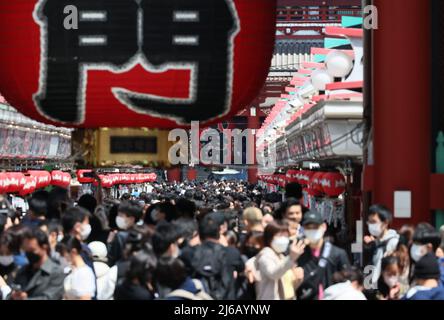 Tokio, Japan. 30. April 2022. 30. April 2022, Tokio, Japan - die Einkaufsstraße Nakamise, eine Annäherung an den Sensoji-Tempel, ist im Tokioter Asakusa-Viertel voll mit Touristen, da am Samstag, dem 30. April 2022, in ganz Japan die Feiertage der Goldenen Woche begannen. (Foto: Yoshio Tsunoda/AFLO) Quelle: Aflo Co. Ltd./Alamy Live News Stockfoto