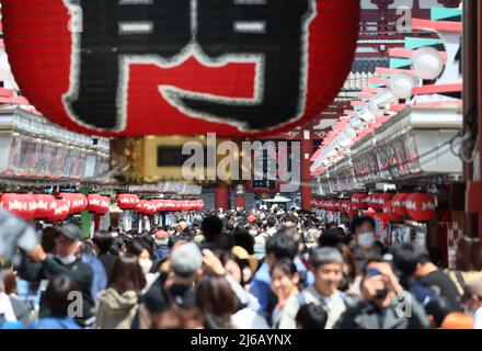 Tokio, Japan. 30. April 2022. 30. April 2022, Tokio, Japan - die Einkaufsstraße Nakamise, eine Annäherung an den Sensoji-Tempel, ist im Tokioter Asakusa-Viertel voll mit Touristen, da am Samstag, dem 30. April 2022, in ganz Japan die Feiertage der Goldenen Woche begannen. (Foto: Yoshio Tsunoda/AFLO) Quelle: Aflo Co. Ltd./Alamy Live News Stockfoto