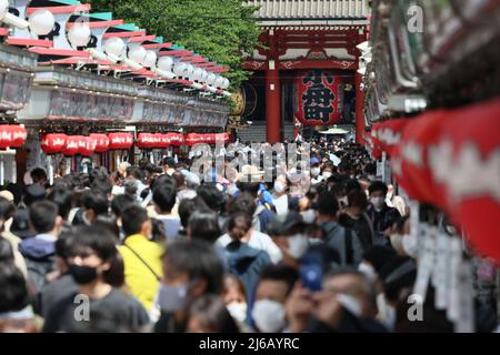 Tokio, Japan. 30. April 2022. 30. April 2022, Tokio, Japan - die Einkaufsstraße Nakamise, eine Annäherung an den Sensoji-Tempel, ist im Tokioter Asakusa-Viertel voll mit Touristen, da am Samstag, dem 30. April 2022, in ganz Japan die Feiertage der Goldenen Woche begannen. (Foto: Yoshio Tsunoda/AFLO) Quelle: Aflo Co. Ltd./Alamy Live News Stockfoto