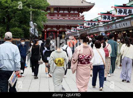 Tokio, Japan. 30. April 2022. 30. April 2022, Tokio, Japan - die Einkaufsstraße Nakamise, eine Annäherung an den Sensoji-Tempel, ist im Tokioter Asakusa-Viertel voll mit Touristen, da am Samstag, dem 30. April 2022, in ganz Japan die Feiertage der Goldenen Woche begannen. (Foto: Yoshio Tsunoda/AFLO) Quelle: Aflo Co. Ltd./Alamy Live News Stockfoto