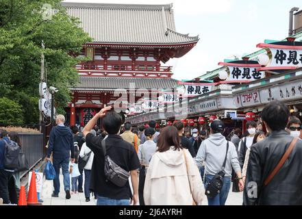 Tokio, Japan. 30. April 2022. 30. April 2022, Tokio, Japan - die Einkaufsstraße Nakamise, eine Annäherung an den Sensoji-Tempel, ist im Tokioter Asakusa-Viertel voll mit Touristen, da am Samstag, dem 30. April 2022, in ganz Japan die Feiertage der Goldenen Woche begannen. (Foto: Yoshio Tsunoda/AFLO) Quelle: Aflo Co. Ltd./Alamy Live News Stockfoto