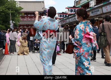 Tokio, Japan. 30. April 2022. 30. April 2022, Tokio, Japan - die Einkaufsstraße Nakamise, eine Annäherung an den Sensoji-Tempel, ist im Tokioter Asakusa-Viertel voll mit Touristen, da am Samstag, dem 30. April 2022, in ganz Japan die Feiertage der Goldenen Woche begannen. (Foto: Yoshio Tsunoda/AFLO) Quelle: Aflo Co. Ltd./Alamy Live News Stockfoto