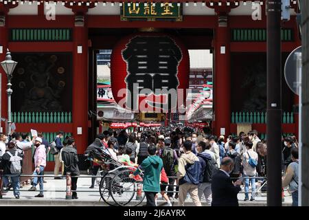 Tokio, Japan. 30. April 2022. 30. April 2022, Tokio, Japan - die Einkaufsstraße Nakamise, eine Annäherung an den Sensoji-Tempel, ist im Tokioter Asakusa-Viertel voll mit Touristen, da am Samstag, dem 30. April 2022, in ganz Japan die Feiertage der Goldenen Woche begannen. (Foto: Yoshio Tsunoda/AFLO) Quelle: Aflo Co. Ltd./Alamy Live News Stockfoto