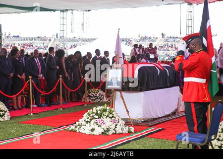 Nairobi, Kenia. 29. April 2022. Trauernde verfolgen die Verfahren während der staatlichen Trauerfeier des verstorbenen Mwai Kibaki im Nyayo National Stadium in Nairobi. Staatsbestattungsdienst seiner Exzellenz Emilio Mwai Kibaki, ehemaliger Präsident der Republik Kenia, der am 22. April 2022 im Alter von 90 Jahren verstorben ist und am 30.. April 2022 in seinem Haus in Othaya, Kreis Nyeri, zur Ruhe kommen wird. Kredit: SOPA Images Limited/Alamy Live Nachrichten Stockfoto