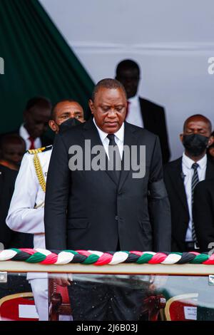 Der kenianische Präsident Uhuru Kenyatta verbeugt sich während eines Gedenkgottesdienstes für den verstorbenen Mwai Kibaki im Nyayo National Stadium in Nairobi. Staatsbestattungsdienst seiner Exzellenz Emilio Mwai Kibaki, ehemaliger Präsident der Republik Kenia, der am 22. April 2022 im Alter von 90 Jahren verstorben ist und am 30.. April 2022 in seinem Haus in Othaya, Kreis Nyeri, zur Ruhe kommen wird. (Foto von Boniface Muthoni / SOPA Images/Sipa USA) Stockfoto