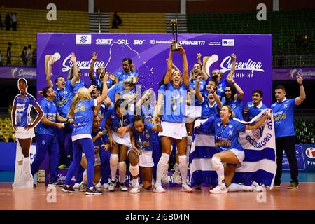 DF - Belo Horizonte - 04/29/2022 - FINALE DER S-SUPERLIGA der FRAUEN 2021/2022, MINAS X PRAIA CLUBE - die Spieler von Minas Volei feiern am Ende des Spiels gegen Praia Clube am Nilson Nelson Gymnasium den Sieg für die Superliga der Frauen 2021/2022. Foto: Mateus Bonomi/AGIF/Sipa USA Stockfoto