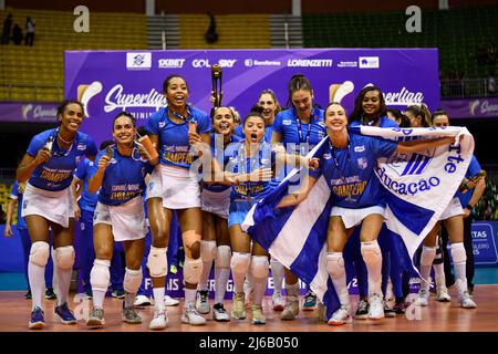 DF - Belo Horizonte - 04/29/2022 - FINALE DER S-SUPERLIGA der FRAUEN 2021/2022, MINAS X PRAIA CLUBE - die Spieler von Minas Volei feiern am Ende des Spiels gegen Praia Clube am Nilson Nelson Gymnasium den Sieg für die Superliga der Frauen 2021/2022. Foto: Mateus Bonomi/AGIF/Sipa USA Stockfoto