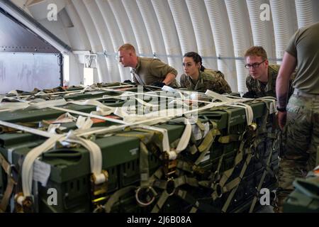 12. April 2022 - Ramstein-Miesenbach, Rheinland-Pfalz, Deutschland - die Flieger der 721. Aerial Port Squadron und der 86. Logistics Readiness Squadron arrangieren eine Munitionsfrachtpalette, bevor sie auf eine C-130 Hercules auf dem Ramstein Air Base, Deutschland, 12. April 2022 verladen wird. 521. Air Mobility Operations Wing Airmen und das globale Unterstützungssystem für die Flugmobilität sorgen für die schnelle Bewegung kritischer Lieferungen und Hilfe an NATO-Verbündete und -Partner zur Unterstützung der Ukraine. (Bild: © U.S. Air Force/ZUMA Press Wire Service/ZUMAPRESS.com) Stockfoto