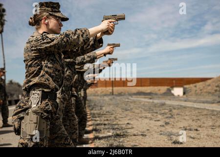 26. April 2022 - Camp Pendleton, Kalifornien, USA - U.S. Marines with Combat Marksmanship Coach Class 4-22, nehmen am Block 3 des Combat Pistol Program (CPP) in Camp Pendleton, Kalifornien, 26. April 2022 Teil. Tabelle 1 des CPP besteht aus 5 Trainingsblöcken und 200 Runden pro Marine. (Bild: © U.S. Marines/ZUMA Press Wire Service/ZUMAPRESS.com) Stockfoto