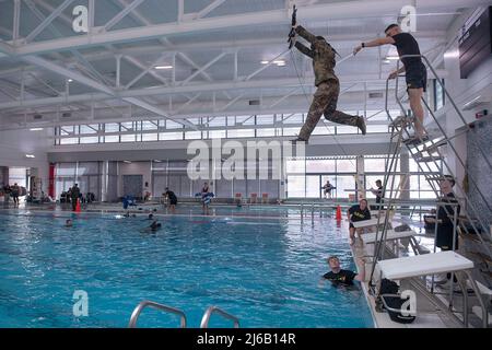 31. März 2022 - Boise, Idaho, USA - am letzten Tag des Monats März meldete sich das Bronco-Bataillon an den Pool der Boise State University für ihre jährlichen Wassertrainingsübungen. Die Übung erforderte Kadetten, um Wasser zu treten, zu schwimmen, während die Schnauze eines Gewehr über der Wasserlinie gehalten und vom hohen Tauchbrett gesprungen wurde. (Bild: © U.S. Navy/ZUMA Press Wire Service/ZUMAPRESS.com) Stockfoto