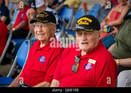 Apr 23, 2022 - Joint Base San Antonio-Randolph, Alabama, USA - Veteranen des Zweiten Weltkriegs nehmen an der Great Texas Air Show am 23 2022. April auf der Joint Base San Antonio-Randolph, Texas, Teil. Die Great Texas Airshow mit den Thunderbirds fand vom 23. Bis 24. April im JBSA-Randolph statt. Die Thunderbirds bieten Menschen auf der ganzen Welt die Ehre, Präzision und Professionalität, die die US Air Force repräsentiert. Durch Flugshows und Überflüge wollen sie begeistern und inspirieren. Neben der Präsentation der Elite-Fähigkeiten alle Piloten besitzen müssen, die Thunderbirds demonstrieren die unglaublichen Fähigkeiten des A Stockfoto