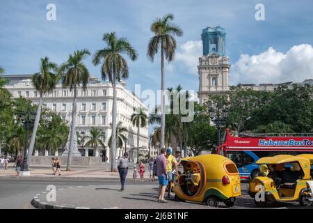 Zwei-Sitzer-Bubble- oder Coco-Taxis vor dem Parque Central in Havanna, Kuba. Stockfoto