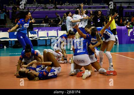 DF - Belo Horizonte - 04/29/2022 - FINALE DER S-SUPERLIGA DER FRAUEN 2021/2022, MINAS X PRAIA CLUBE - die Spieler von Minas Volei feiern den Sieg der dritten Superliga nach dem Ende des Spiels gegen Praia Clube am Nilson Nelson Gymnasium für die Superliga der Frauen 2021/2022 . Foto: Mateus Bonomi/AGIF/Sipa USA Stockfoto