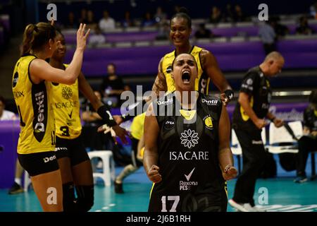 DF - Belo Horizonte - 04/29/2022 - FINALE DER S SUPERLIGA DER FRAUEN 2021/2022, MINAS X PRAIA CLUBE - Suelen, Spielerin des Praia Clube, feiert einen Punkt während eines Spiels gegen Minas Volei am Nilson Nelson Gymnasium für die Superliga der Frauen 2021/2022. Foto: Mateus Bonomi/AGIF/Sipa USA Stockfoto